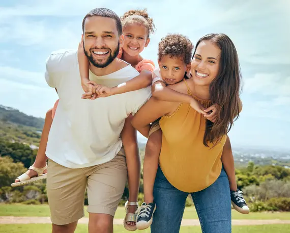Familia feliz compartiendo un momento agradable al aire libre en un parque.